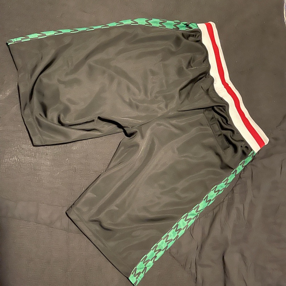 Minimal Shorts - Picture 2 of 4